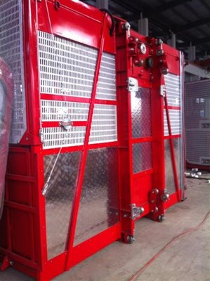 China 1600kg Double Cage Mast Construction Material Hoist High Reliability , Passenger Hoist supplier
