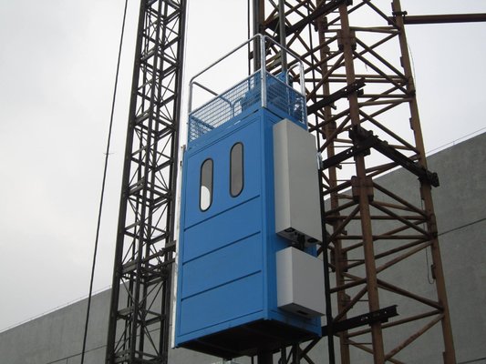 China Mini Mast Section Passenger / material Hoist for Building Site 750kg Single Car supplier