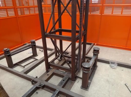 China Custom Size Construction Hoist Elevator With Multiple Choices Of Doors supplier