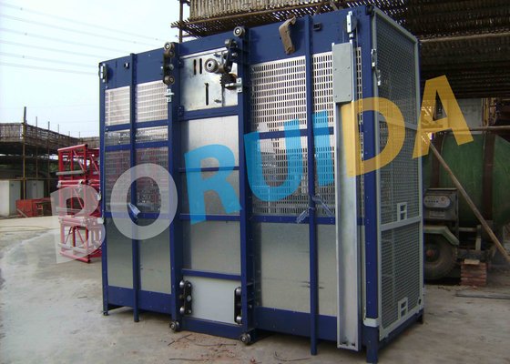 China 2000kgs Operator Cab Construction Material Hoist Dual Cage SC2000 / 200 supplier