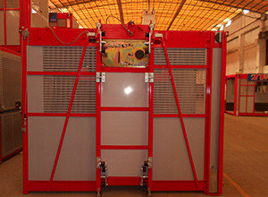 China CH1000 Red 1000kg Material / Passenger Hoist With Single Cage , High Reliability supplier