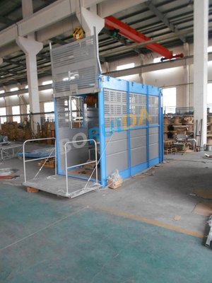 China Single / Double Car 1000kg Rack And Pinion Hoists for Construction Material supplier