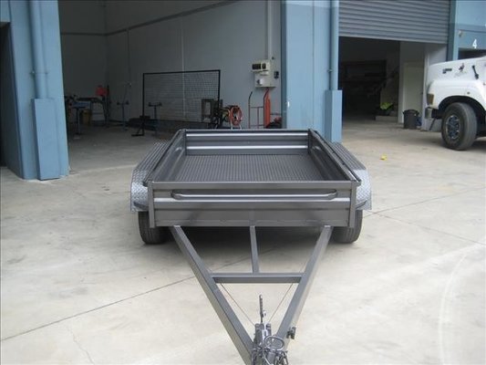 China Custom Galvanized 8x5 Tandem Flatbed Trailer With 4000 KG Load Capacity supplier