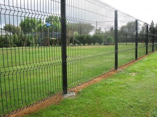 China Heavy duty factory price powder coated garden curved welded wire mesh fence and garden fence supplier
