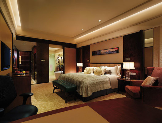 China Antique Hotel Bedroom Furniture Sets Walnut Finished Inn Black Wood Frame King Size With Bed Bench supplier