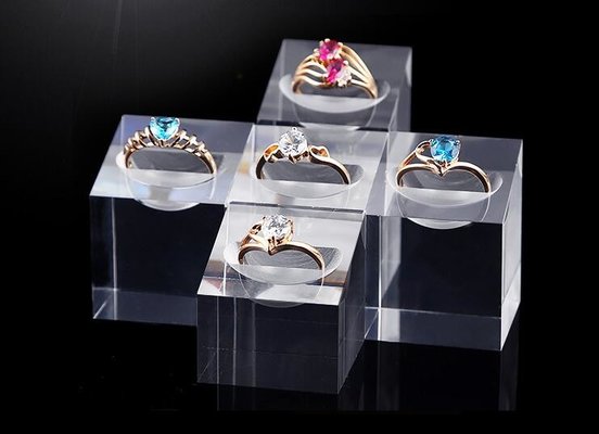 China Transparent Acrylic Display Stands Simple Design For Diamond Rings Displaying supplier