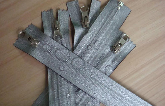 China Iron Metal Water Repellent Outdoor Reflective Zippers Customized Size supplier
