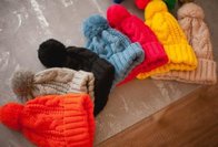 2017 Yiwu Custom Wholesale Solid Color Twist Crochet Beanie Knitted Pom Pom Beanie Hats Caps for kids ladies
