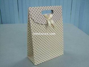 China Customized recyclable cardboard paper wedding bags with die cut handle gift pouch supplier
