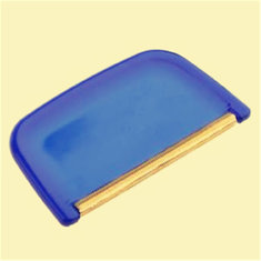 China Wool Care Lint Cashmere Comb in plastic material supplier