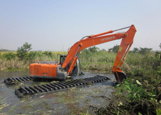 China Operating Weight 33 Tons Heavy Duty Amphibious Excavator For Ponds / Lakes supplier