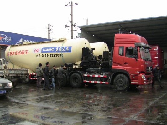 China Warning System Bulk Cement Truck 12 Tires With Reflecting Mark Safety supplier